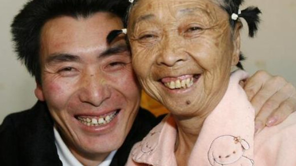 李玉成|人生赢家？李玉成大小老婆同游，关系亲密似姐妹，网友：豁出去了