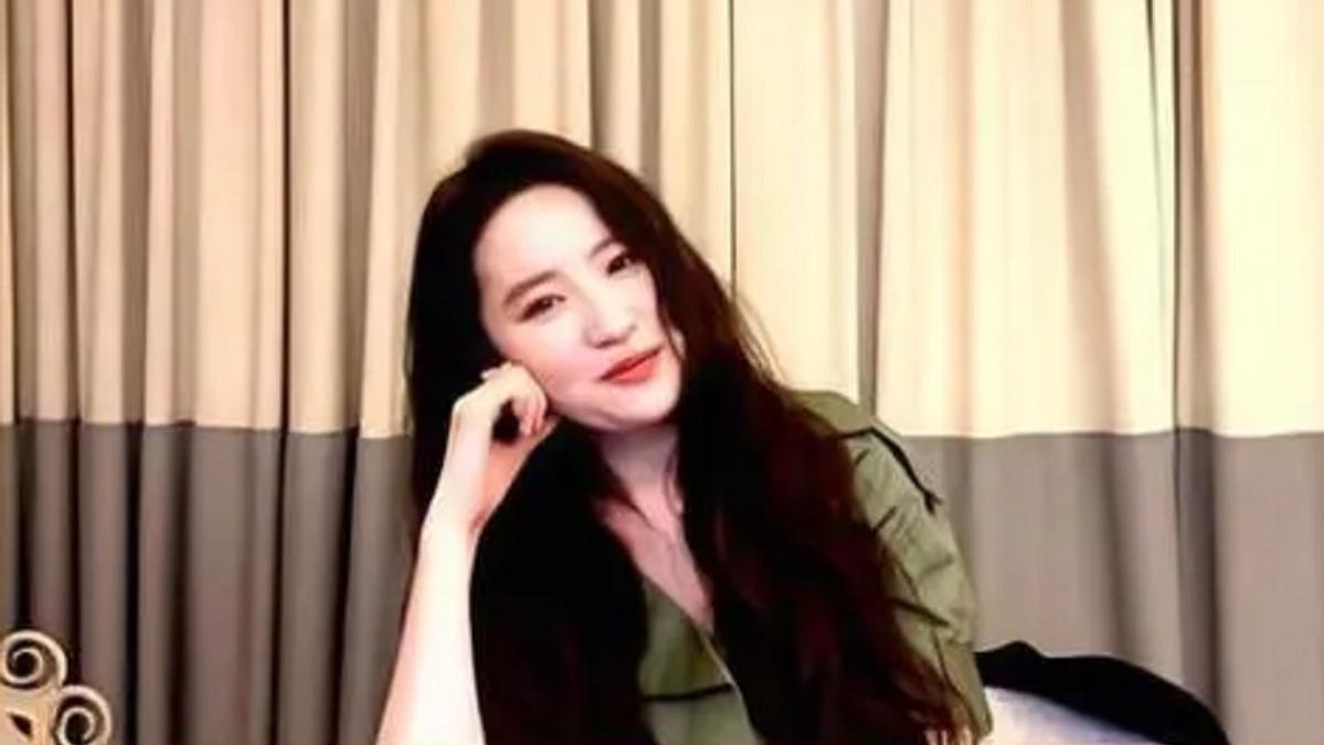 刘亦菲|刘亦菲身材快成娱乐圈之谜！穿紧身包臀裙胳膊比腿粗，扮花魁翻车