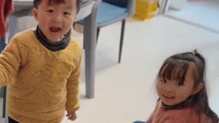 奇奇|田静下夜班后叫儿女起床，奇奇抱姐姐入睡，悦悦下“逐客令”