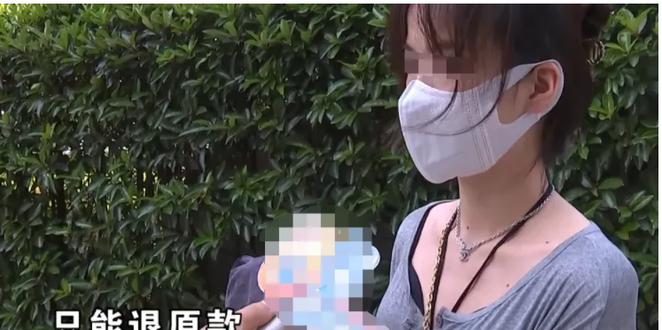 浙江杭州，美女小童逛街时，看中了一件价值1800元的短袖