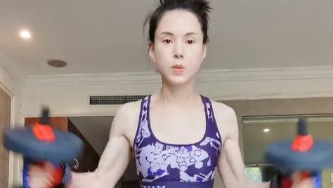 李若彤|55岁李若彤晒健身照，举杠铃晒腹肌令人羡慕，可惜小腿太粗