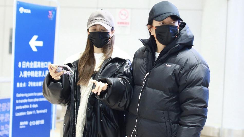 郑钧夫妇挽手走机场太甜了，刘芸不规则毛衣搭皮夹克，个性时髦！