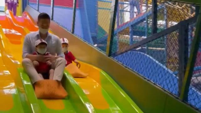 李乘德|胡杏儿老公李乘德带两个儿子玩游乐项目 父子三人一起玩滑梯很有爱