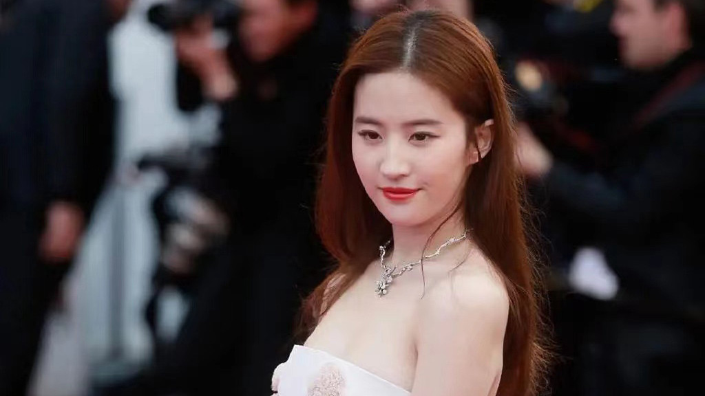 刘亦菲|刘亦菲穿抹胸纱裙亮相，被指状态不像80后，脸部状态成为了槽点