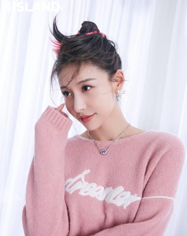 贾青|“豪门路人”贾青，每段恋情都爱得卑微，被王思聪手撕，事业停摆