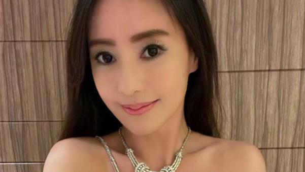 关颖|45岁最美名媛关颖近照曝光气质惊人，安以轩和她合影靠边站，怼侯佩岑不嘴软