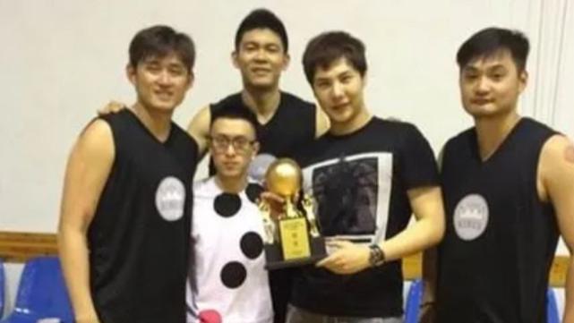 张颖颖|“沪上皇”秦奋身高被嘲，跟球员同框差距明显，网友：有钱就行