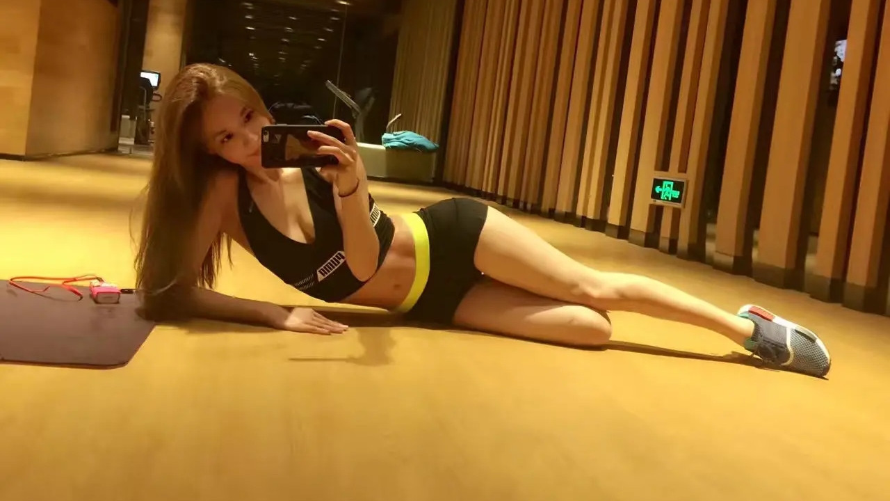 马景涛|马景涛前妻健身房秀身材！穿背心短裤细腰长腿吸睛，不像俩娃的妈