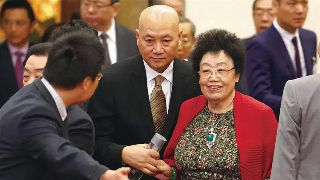 陈丽华和迟重瑞共进晚餐时，陈丽华却面色严肃地说：“今天我和朋友说话，你多言了！”