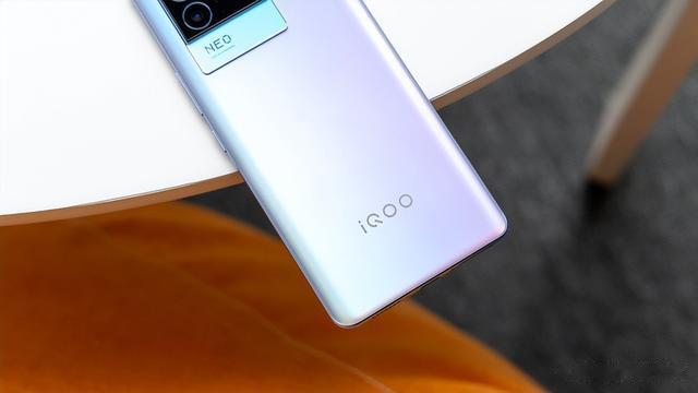 高通骁龙|iQOO Neo6 SE上手：体验全面升级 80W闪充配骁龙870