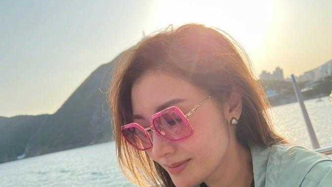 李嘉欣|李嘉欣出海度假真时髦，一头金发配粉色墨镜说30岁都信，太会保养