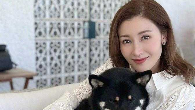 李嘉欣|李嘉欣出院后恢复得真好，穿白衬衫优雅又气质，不像是51岁