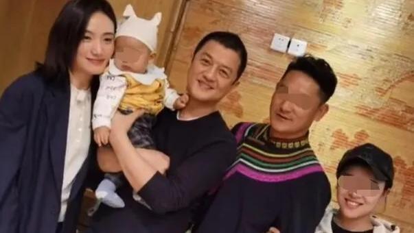 李亚鹏|李亚鹏90后娇妻产后4天晒照，高调晒一家三口，躲丈夫怀里超害羞