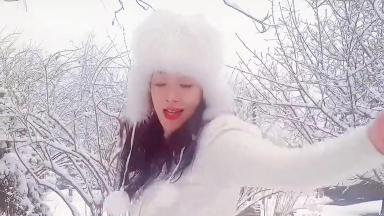 钟丽缇|钟丽缇雪中漫舞，普通裙穿出绝美S曲线，微胖身材女人看了都羡慕