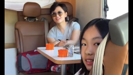 李小萌|前央视主持李小萌晒豪华房车，网友热议：有钱真好！