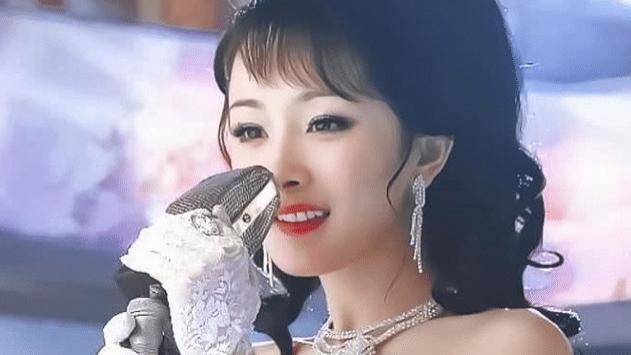 杨幂|杨幂早期穿旗袍亮相大荧幕，侧身出现那一刻，网友：不愧是女神！