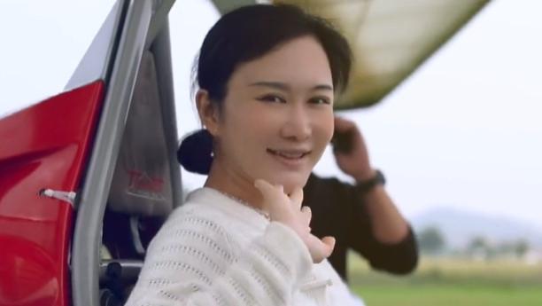 张纪中|老当益壮！71岁张纪中陪妻儿玩滑翔机，不顾高龄风险尽显宠溺