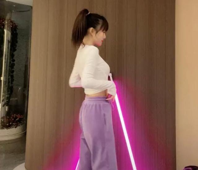 李小璐|李小璐穿露脐装跳舞，身材火辣似少女，网友：贾乃亮快来复合