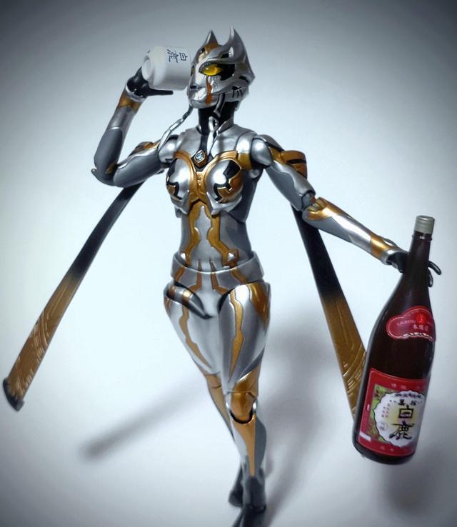 迪迦·奥特曼|被玩坏的卡尔蜜拉手办 完美还原醉酒上坂堇 迪迦：令和后辈真会玩