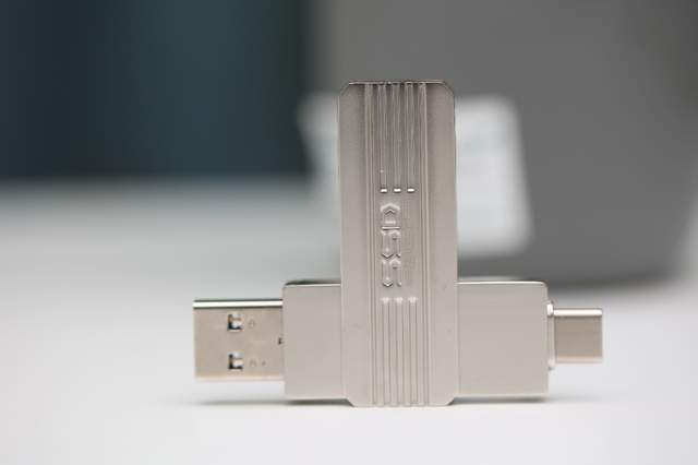 卫星|传统U盘的克星，500MB/s高速读写的忆捷极速固态U盘评测体验