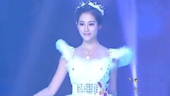 周芷若|她因出演“周芷若”一下红了，早前选秀录像被翻出，舞台上不停卖弄这双腿