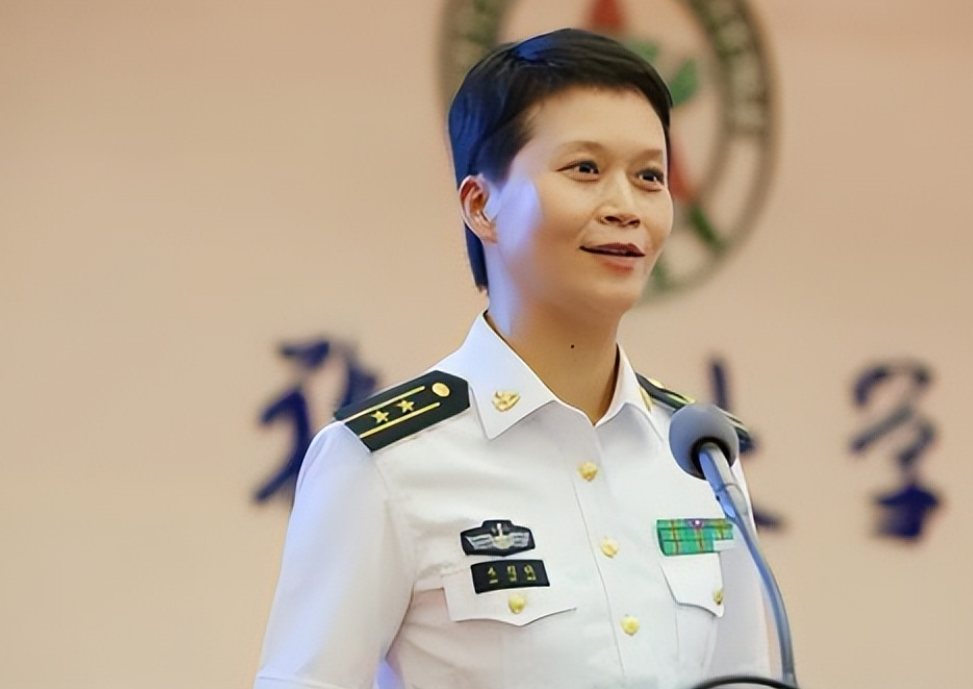 华为|她曾是环球小姐,拒绝华为百万年薪,如今成为我国首位女舰长