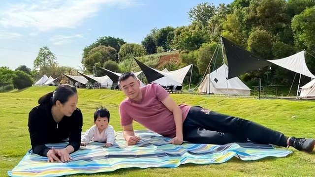 |35岁赵云蕾一家三口游玩，女儿双手撑地看镜头，软萌可爱像妈妈