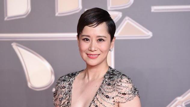 边缘行者|虎臂、圆腰、小肚腩，这7位女星红毯造型，全方位暴露身材缺陷