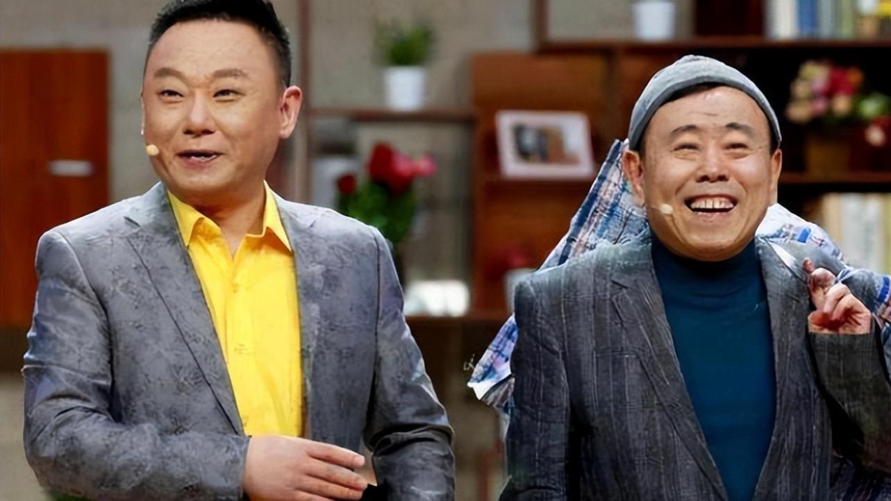 邵峰|演员邵峰罕见现身，骑电动车接女儿放学，街头与人争执表情不悦