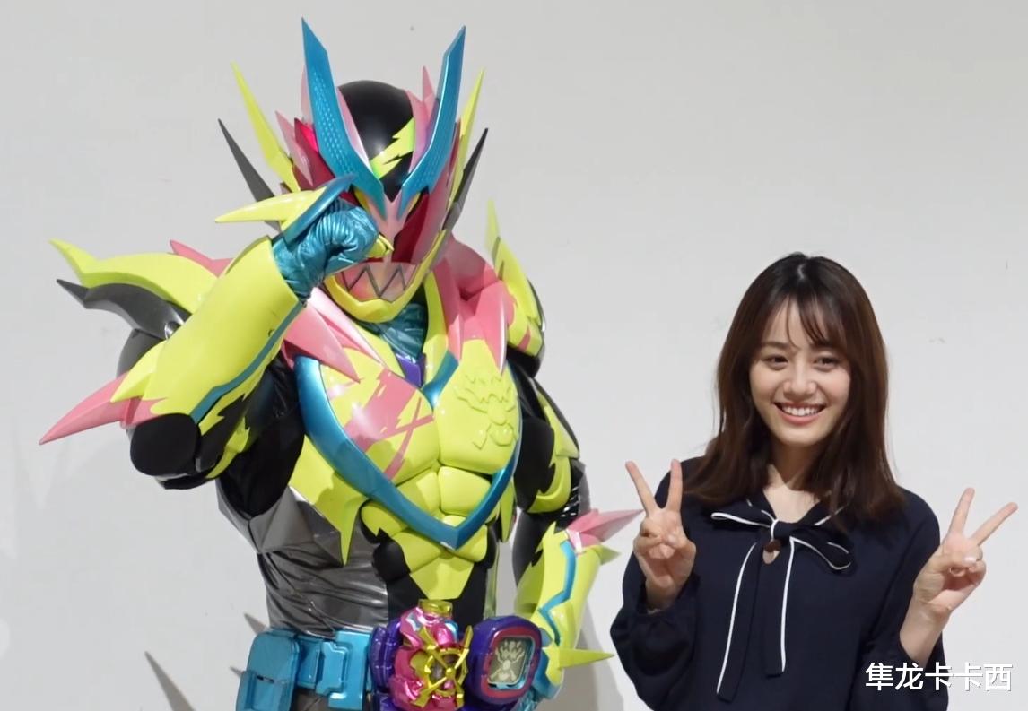 |假面骑士revice场外纪实:声优伊藤美牵手拉布可芙 被礼拜四摸头