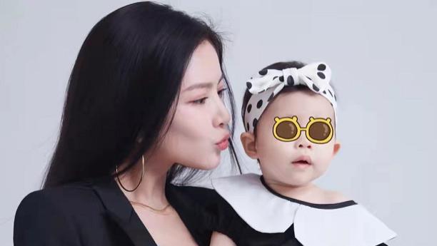 王灿|杜淳老婆晒亲子写真，王灿单手抱娃秀辣妈身材，1岁女儿超像爸爸