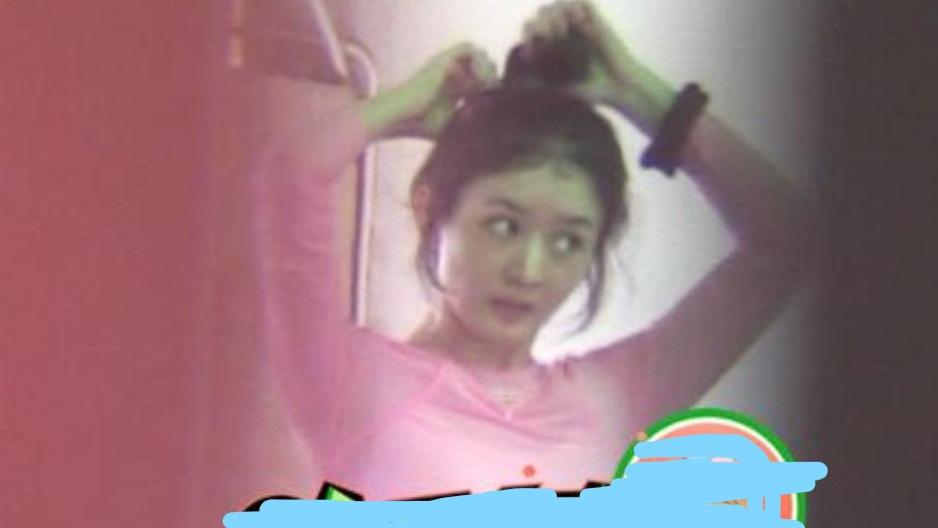 赵丽颖|赵丽颖现身横店拍新剧，粉色上衣丸子头真可爱，小蛮腰大长腿身材吸睛