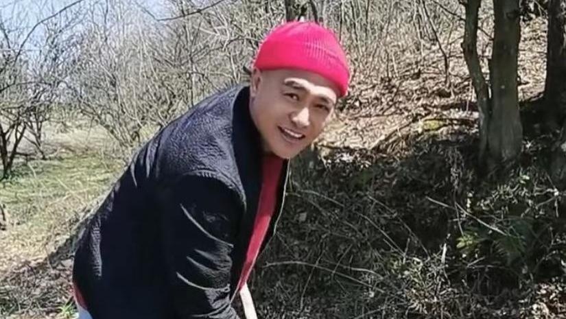 |50岁戏骨黑子没戏拍回乡种地！在烈日下手拿锄头，种蚕豆笑容淳朴
