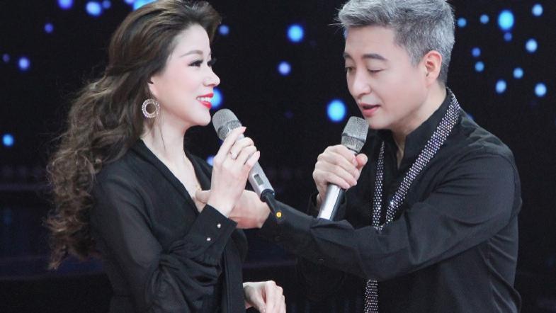 周炜|著名相声演员白发苍苍，妻子满脸胶原蛋白，实为夫妻却像“父女”