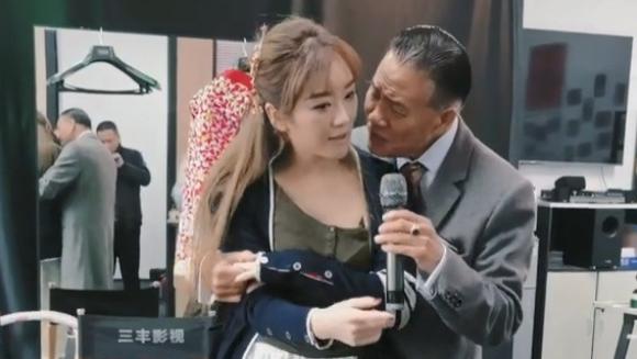 万梓良|万梓良与美女过分亲密，手持话筒深情凝望，女演员尴尬不已