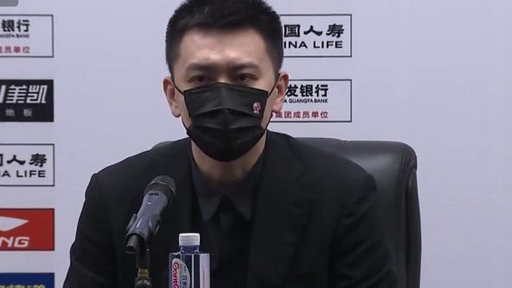 郭艾伦|郭艾伦赛后采访，杨鸣上演摸头杀，大伦子一脸懵，美女记者偷笑