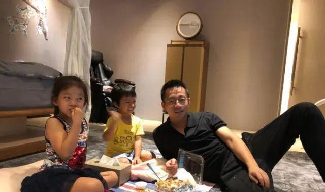 汪小菲|汪小菲把大S家的家具搬走，吓哭孩子，不让孩子喊别人爸爸