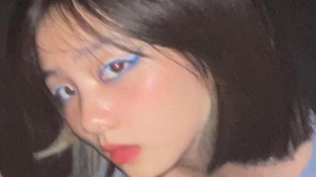 |黄多多深夜晒自拍，夸张的眼影和大红唇，“会打扮”到底是好是坏