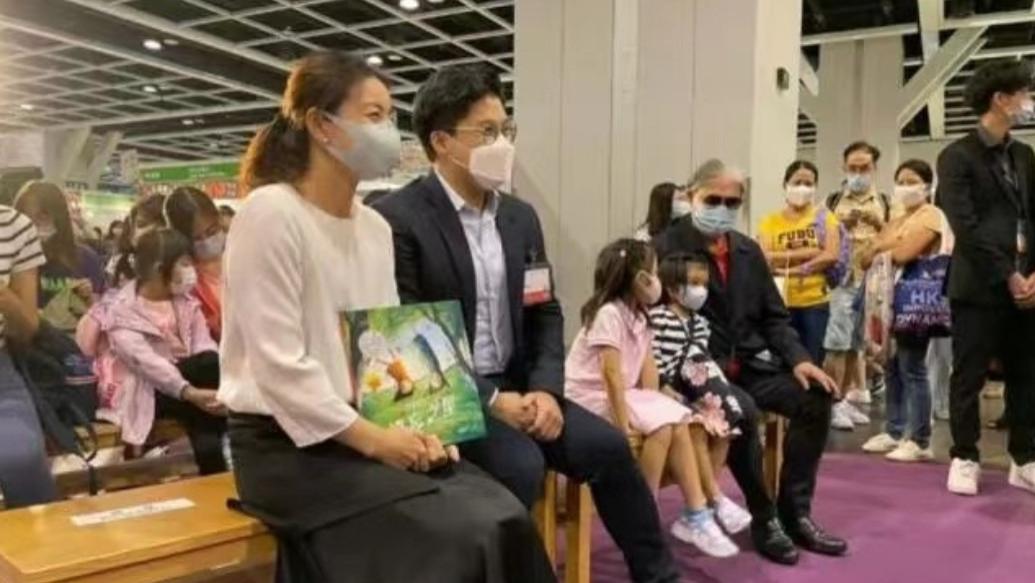 姐姐|三岁半的霍中怡，开衫配印花裙给妈妈撑场，依偎在爷爷怀里太受宠