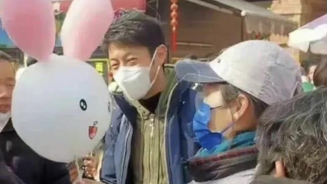 撒贝宁带娇妻回武汉参加酒局！李白举酒杯尬笑不合群，大长腿抢镜