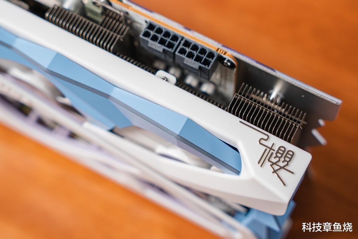 盈通|4K高性能加纯白优雅设计,盈通RX6800XT樱瞳花嫁不一般!