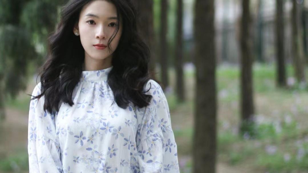 穿衣搭配|陈瑶留长发太美了，略施粉黛树林中拍照，低头浅笑气质温婉