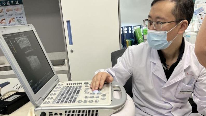 |七旬老人走路一瘸一拐，又双叒叕是“老烂腿”！脉管炎老烂腿肿胀又黑又紫