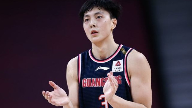 广东男篮|胡明轩引众怒！解说暗讽！广东男篮再引争议，四川男篮强势回应
