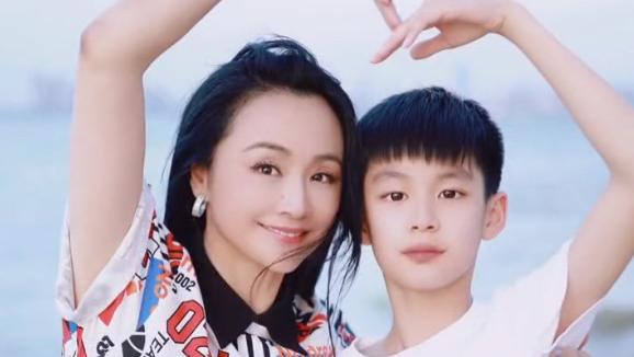 曹颖|曹颖携儿子海边度假！身材苗条长腿抢镜，11岁王子继承父母高颜值