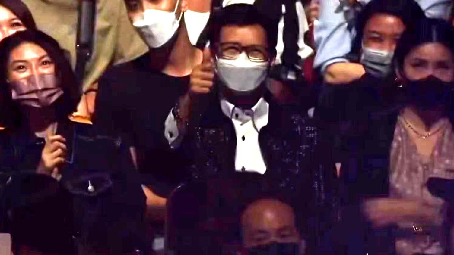 郑欣宜|郑欣宜演唱会太惊艳，爸爸秋官及俩妹妹罕见现身支持，继母送花篮