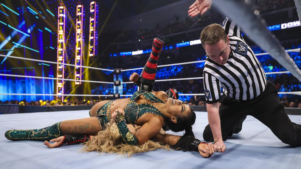 wwe|李霞WWE主品牌首战引后台选手围观，罗曼赛后变身“部落暖男”