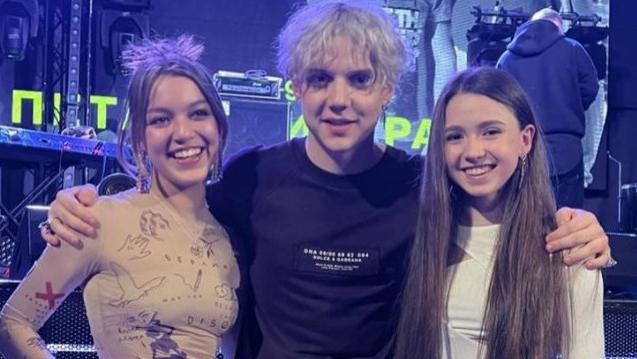 张艺谋|回国后！K宝受邀出席演唱会，千金机场签名被拽走，莎莎再次沉默