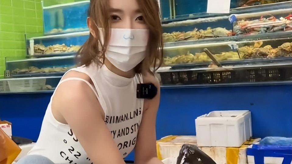 |?网红聂小雨开门时动作露肉引争议，网友：饥渴了