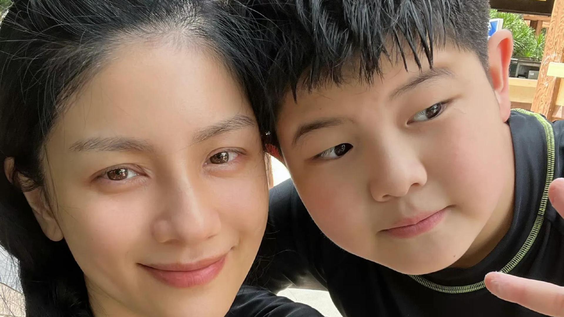 胡可|胡可晒与俩儿子自拍，吐槽孩子大了配合拍照不易，安吉小圆脸抢镜